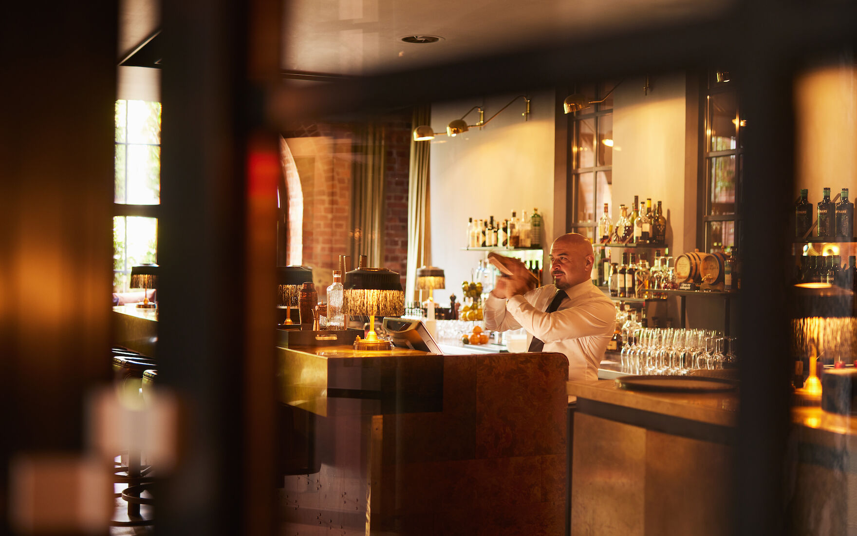 Barkeeper mixt hinter dem Tresen der Bar Mangold einen Drink.