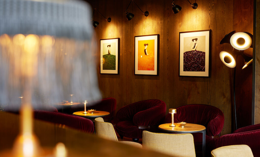 Gastwerk Hotel Hamburg Bar Mangold 04 Einrichtung der Bar Mangold mit Tischleuchte, Samtsesseln und Wandbildern