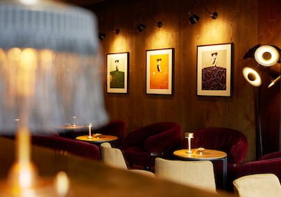 Gastwerk Hotel Hamburg Bar Mangold 04 Einrichtung der Bar Mangold mit Tischleuchte, Samtsesseln und Wandbildern