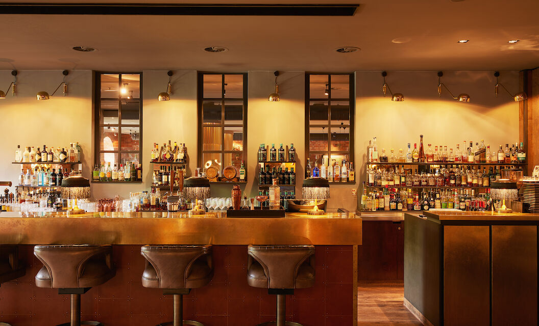 Gastwerk Hotel Hamburg Bar Mangold 01 Goldener Bartresen der Bar Mangold mit Barhockern aus Leder