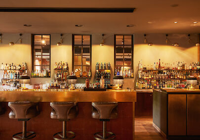 Gastwerk Hotel Hamburg Bar Mangold 01 Goldener Bartresen der Bar Mangold mit Barhockern aus Leder