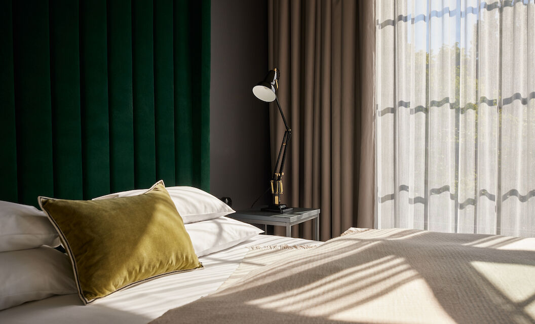 Gastwerk Hotel Hamburg M Loft Superior 03 Sonnenschein fällt durch die großen Fenster auf das Bett im Loft