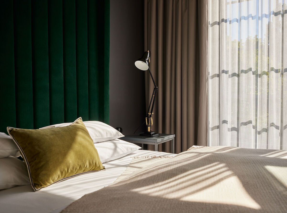 Gastwerk Hotel Hamburg M Loft Superior 03 Sonnenschein fällt durch die großen Fenster auf das Bett im Loft