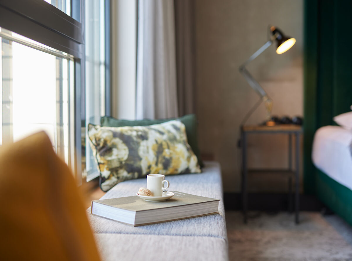 Gastwerk Hotel Hamburg Zimmer M Loft Superior 412 04 Fensterbank im M-Loft-Superior mit Sitzmöglichkeit