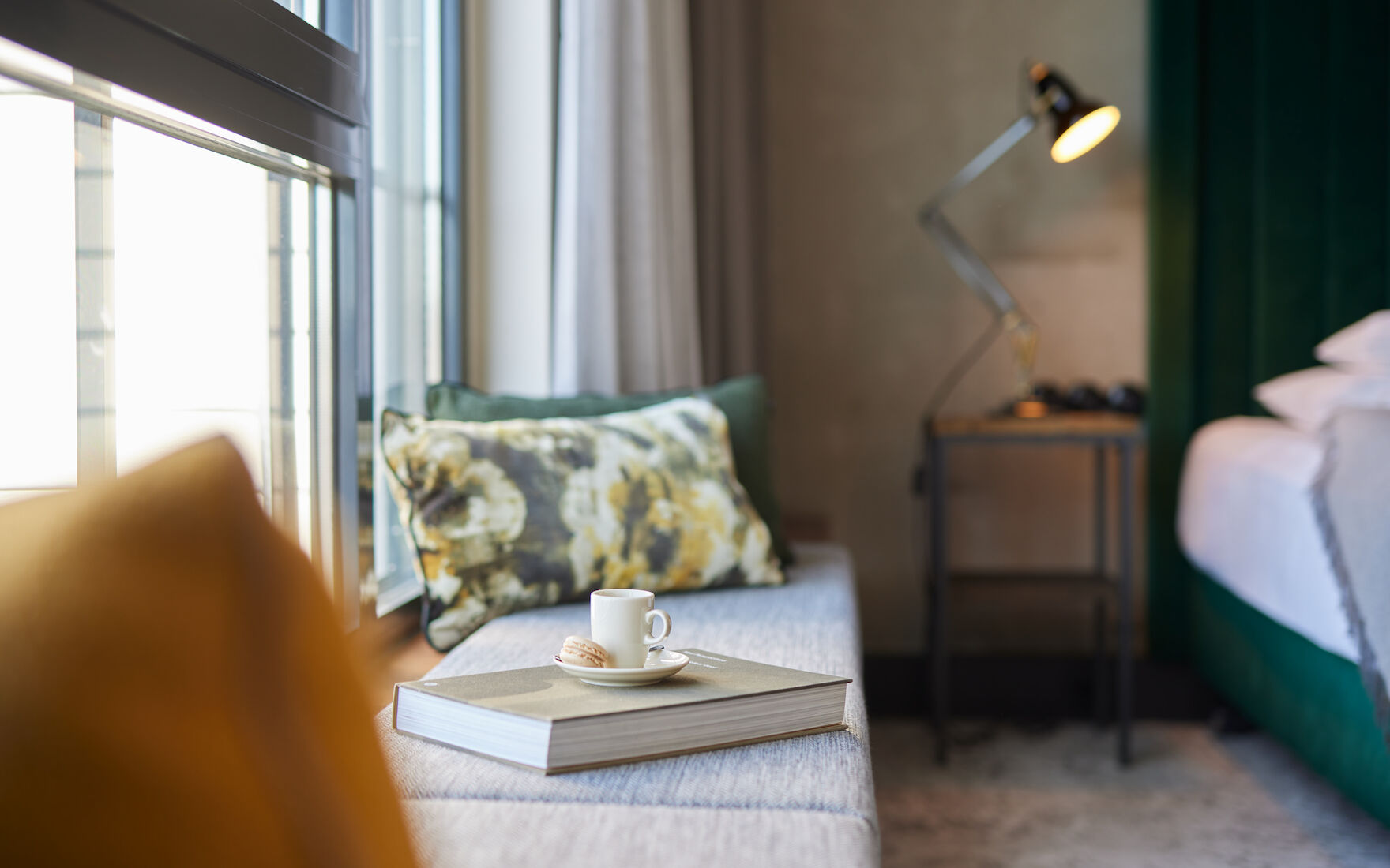 Gastwerk Hotel Hamburg Zimmer M Loft Superior 412 04 Fensterbank im M-Loft-Superior mit Sitzmöglichkeit