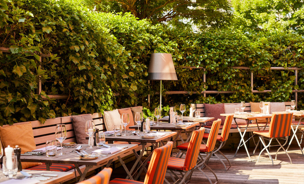 Gastwerk Hotel Hamburg Restaurant Mangold Terrasse 03 Terrasse des Restaurant Mangolds mit vielen Sitzgelegenheiten