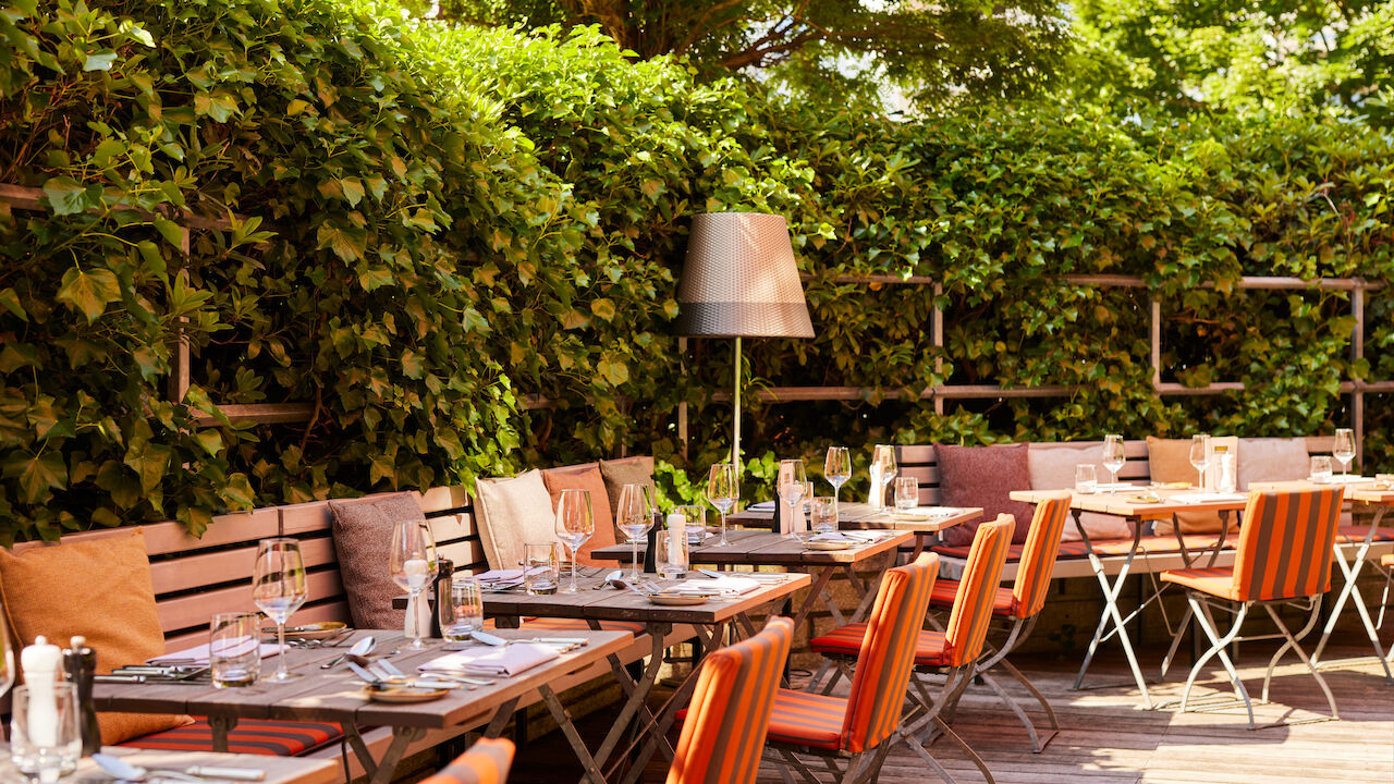 Gastwerk Hotel Hamburg Restaurant Mangold Terrasse 03 Terrasse des Restaurant Mangolds mit vielen Sitzgelegenheiten