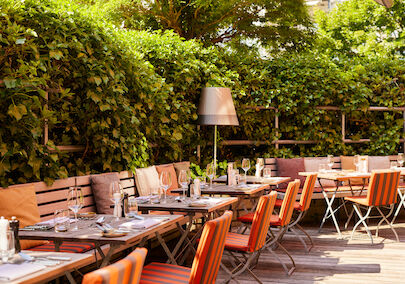 Gastwerk Hotel Hamburg Restaurant Mangold Terrasse 03 Terrasse des Restaurant Mangolds mit vielen Sitzgelegenheiten