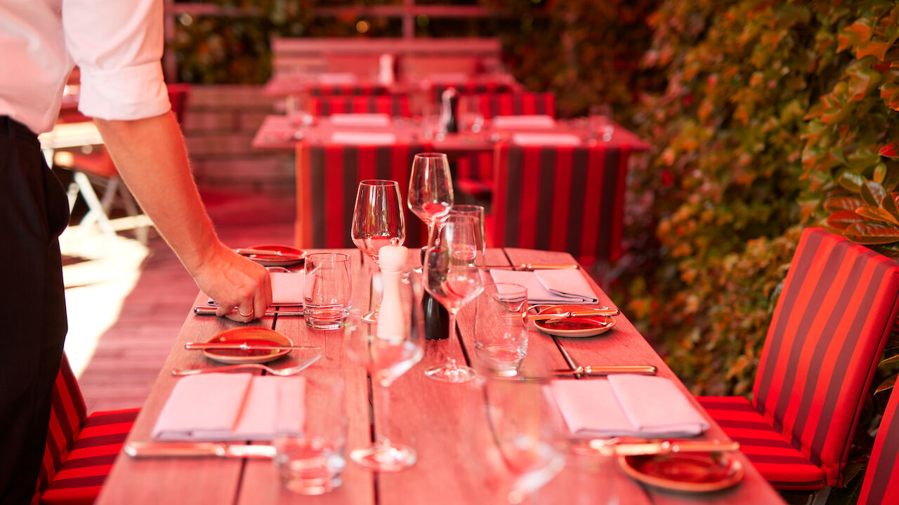 Gastwerk Hotel Hamburg Restaurant Mangold Terrasse 010 Eingedeckter Tisch auf der Terrasse des Restaurant Mangolds