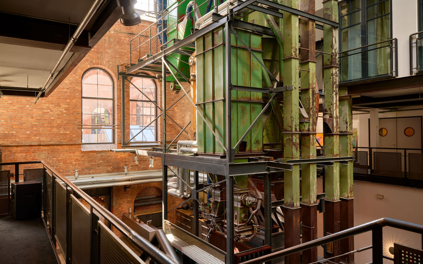 Lichtdurchflutete Denkmal Halle im Gastwerk Hotel Hamburg mit Industrie-Maschine im Vordergrund