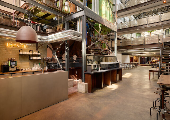 Gastwerk Hotel Hamburg Lobby Denkmal Veranstaltungshalle 08 Denkmal Halle im Gastwerk Hotel Hamburg mit Industriemaschine und integrierter Denk.Bar
