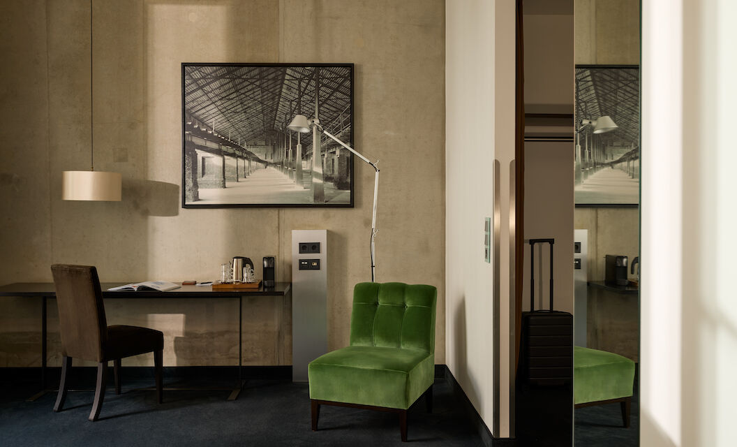 Gastwerk Hotel Hamburg Zimmer M Loft 016 04 Zimmer M Loft im Gastwerk Hotel Hamburg mit grünem Sessel neben dem Schreibtisch