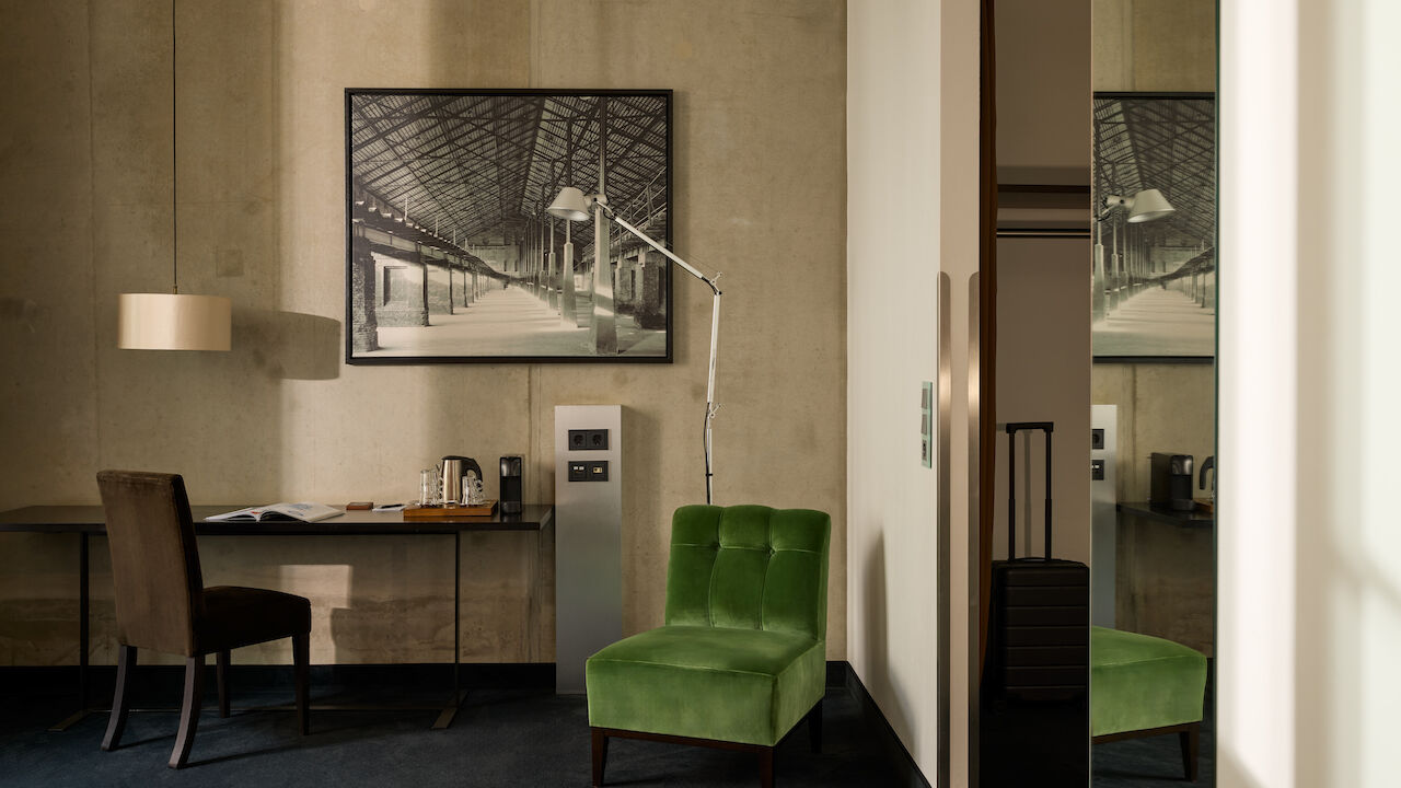 Gastwerk Hotel Hamburg Zimmer M Loft 016 04 Zimmer M Loft im Gastwerk Hotel Hamburg mit grünem Sessel neben dem Schreibtisch