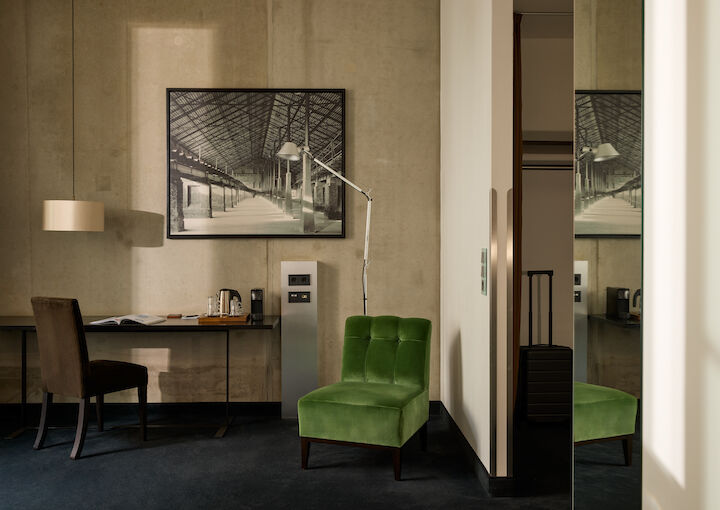 Gastwerk Hotel Hamburg Zimmer M Loft 016 04 Zimmer M Loft im Gastwerk Hotel Hamburg mit grünem Sessel neben dem Schreibtisch