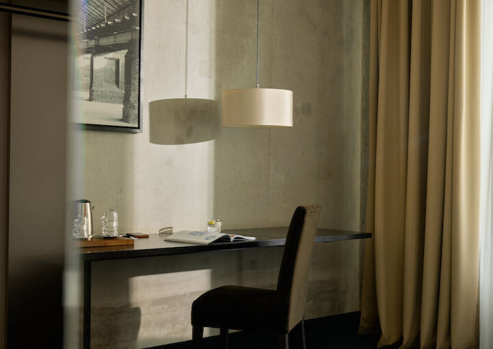 Gastwerk Hotel Hamburg Zimmer M Loft 016 05 M-Loft im Gastwerk Hotel mit Stuhl am Schreibtisch, Bild und Lampe an der Wand
