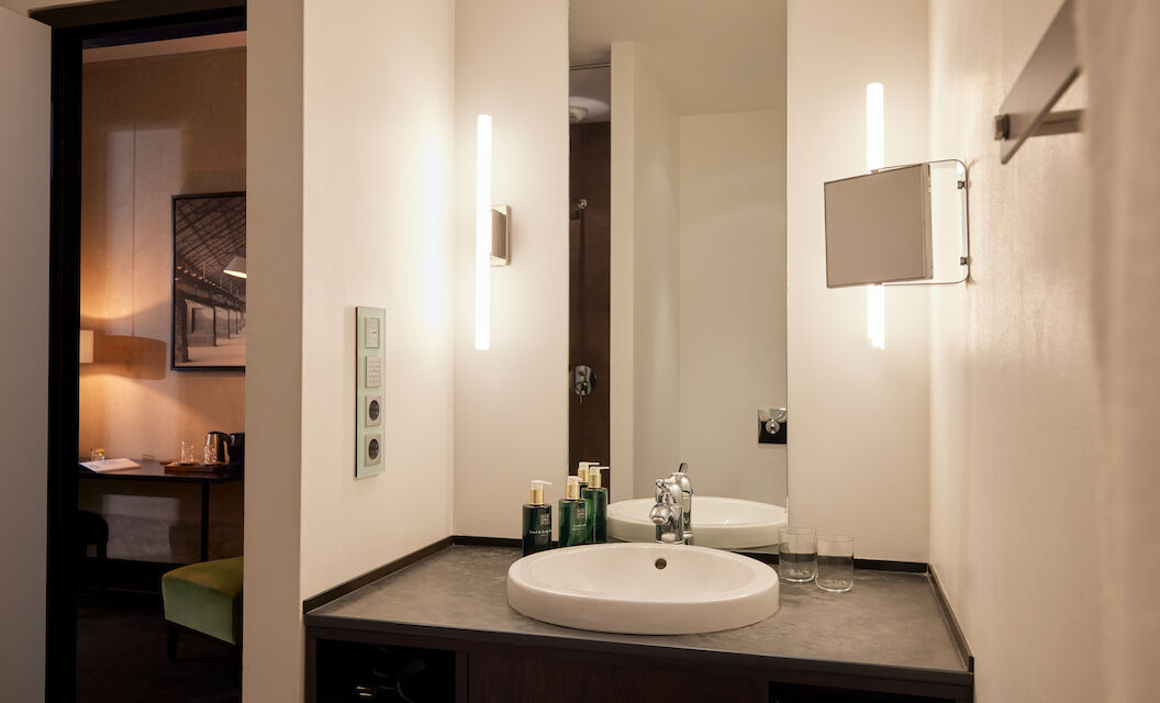 Gastwerk Hotel Hamburg Zimmer M Loft 016 06 Badezimmer im Zimmer M Loft des Gastwerk Hotel Hamburg mit moderner Ausstattung