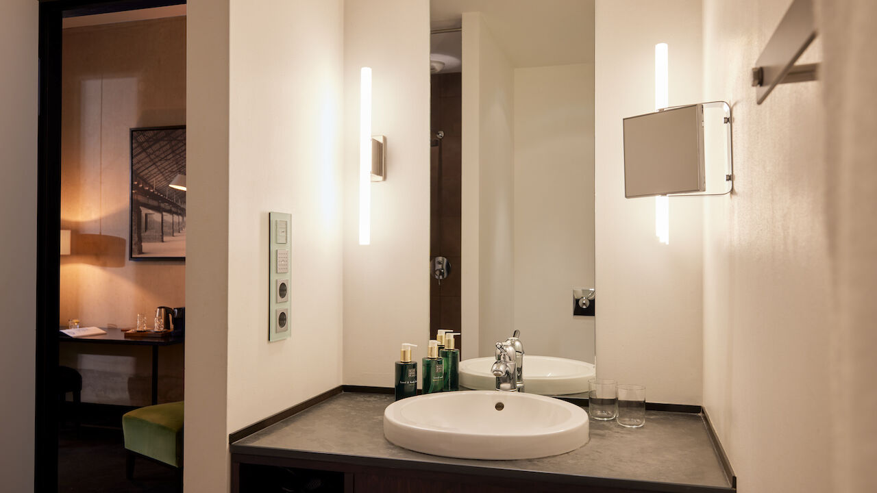 Gastwerk Hotel Hamburg Zimmer M Loft 016 06 Badezimmer im Zimmer M Loft des Gastwerk Hotel Hamburg mit moderner Ausstattung