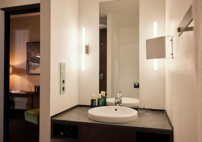 Gastwerk Hotel Hamburg Zimmer M Loft 016 06 Badezimmer im Zimmer M Loft des Gastwerk Hotel Hamburg mit moderner Ausstattung