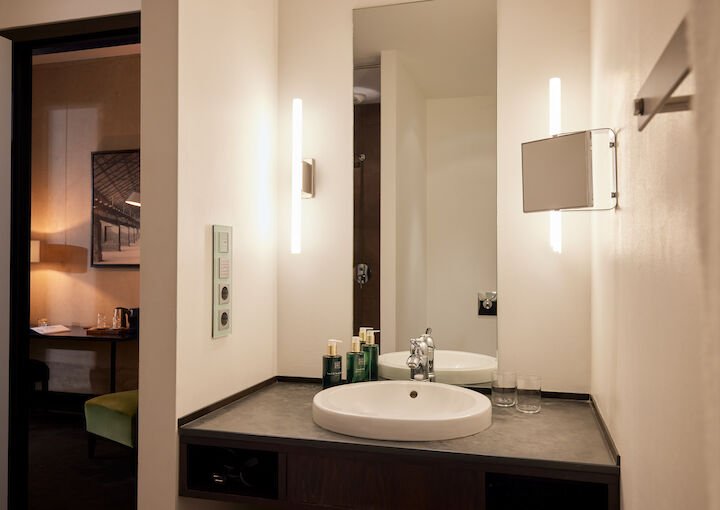 Gastwerk Hotel Hamburg Zimmer M Loft 016 06 Badezimmer im Zimmer M Loft des Gastwerk Hotel Hamburg mit moderner Ausstattung