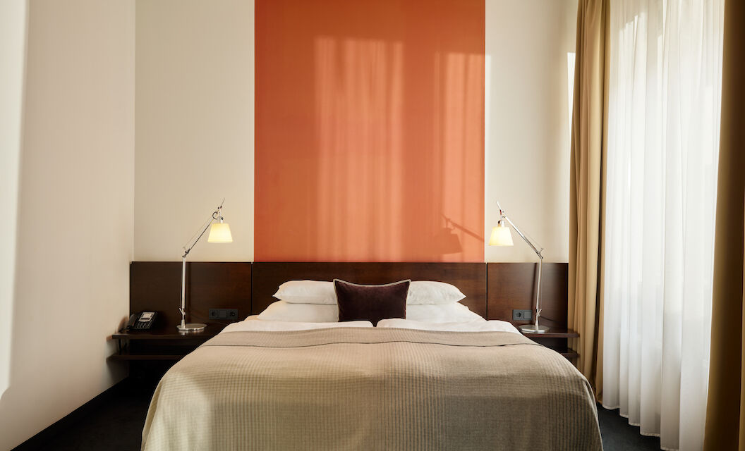 Gastwerk Hotel Hamburg Zimmer M Loft 016 01 Zimmer M Loft im Gastwerk Hotel Hamburg mit frontalem Blick auf das Bett und zwei Nachttische