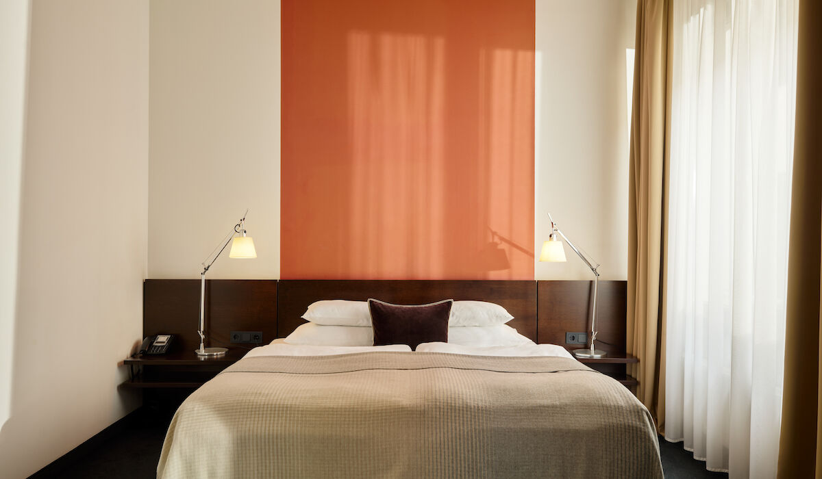 Gastwerk Hotel Hamburg Zimmer M Loft 016 01 Zimmer M Loft im Gastwerk Hotel Hamburg mit frontalem Blick auf das Bett und zwei Nachttische