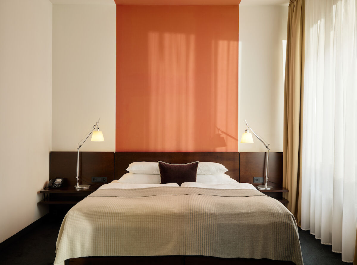 Gastwerk Hotel Hamburg Zimmer M Loft 016 01 Zimmer M Loft im Gastwerk Hotel Hamburg mit frontalem Blick auf das Bett und zwei Nachttische