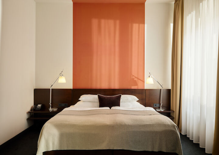 Gastwerk Hotel Hamburg Zimmer M Loft 016 01 Zimmer M Loft im Gastwerk Hotel Hamburg mit frontalem Blick auf das Bett und zwei Nachttische