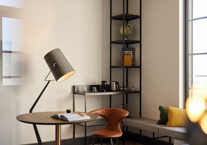 Gastwerk Hotel Hamburg Zimmer M Loft Superior 412 03 Zimmer M Loft Superior im Gastwerk Hotel Hamburg mit rundem Tisch