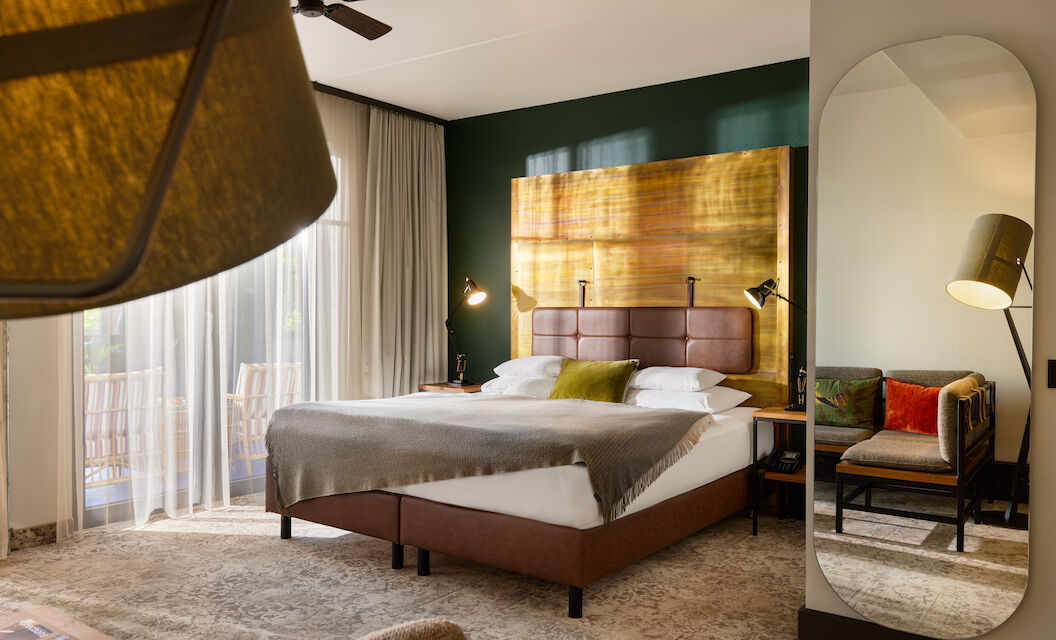 Gastwerk Hotel Hamburg Zimmer S Loft Atrium 02 S Loft Atrium im Gastwerk Hotel Hamburg mit Doppelbett mit Kupfer-Kopfteil