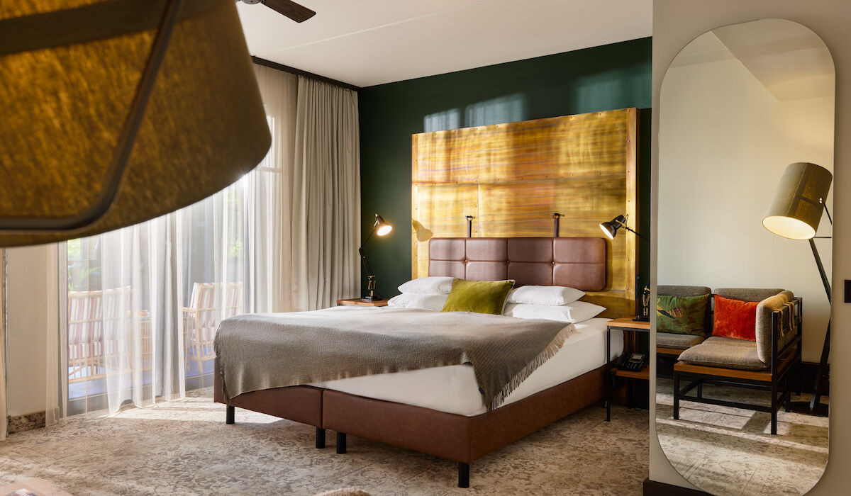 Gastwerk Hotel Hamburg Zimmer S Loft Atrium 02 S Loft Atrium im Gastwerk Hotel Hamburg mit Doppelbett mit Kupfer-Kopfteil