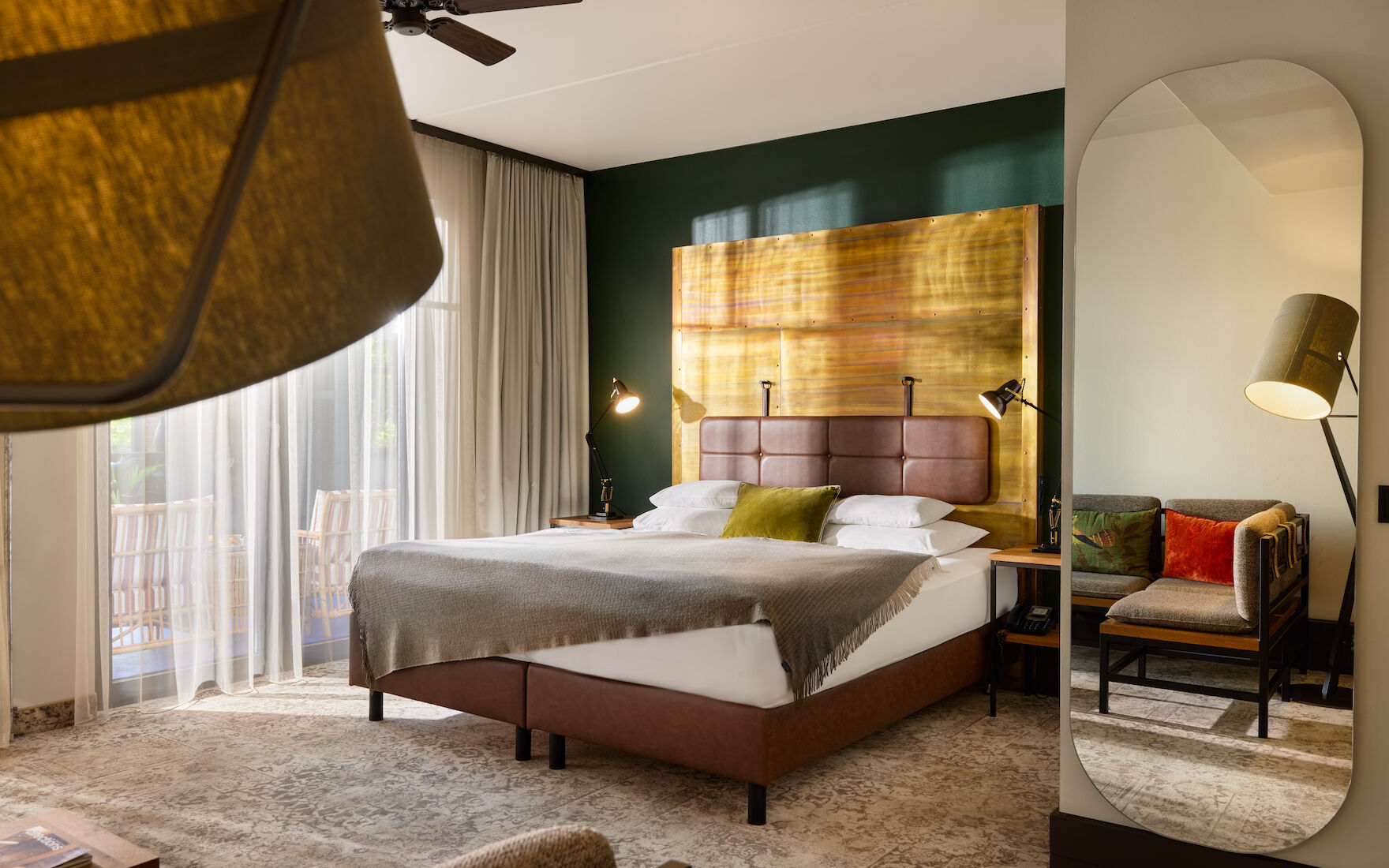 Gastwerk Hotel Hamburg Zimmer S Loft Atrium 02 S Loft Atrium im Gastwerk Hotel Hamburg mit Doppelbett mit Kupfer-Kopfteil