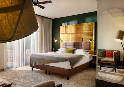 Gastwerk Hotel Hamburg Zimmer S Loft Atrium 02 S Loft Atrium im Gastwerk Hotel Hamburg mit Doppelbett mit Kupfer-Kopfteil