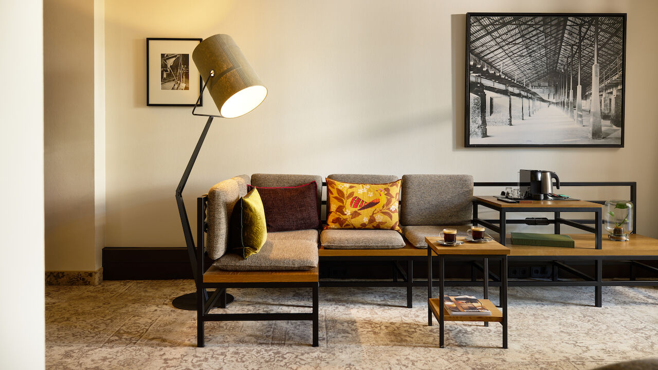 Gastwerk Hotel Hamburg Zimmer S Loft Atrium 03 S Loft Atrium im Gastwerk Hotel Hamburg mit Sofaecke und großer Stehlampe