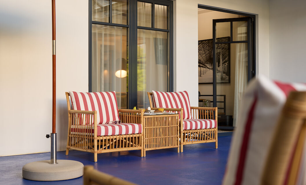 Gastwerk Hotel Hamburg Zimmer S Loft Atrium 04 S Loft Atrium im Gastwerk Hotel Hamburg mit blauem Atrium und rot-weiß gestreiften Sesseln