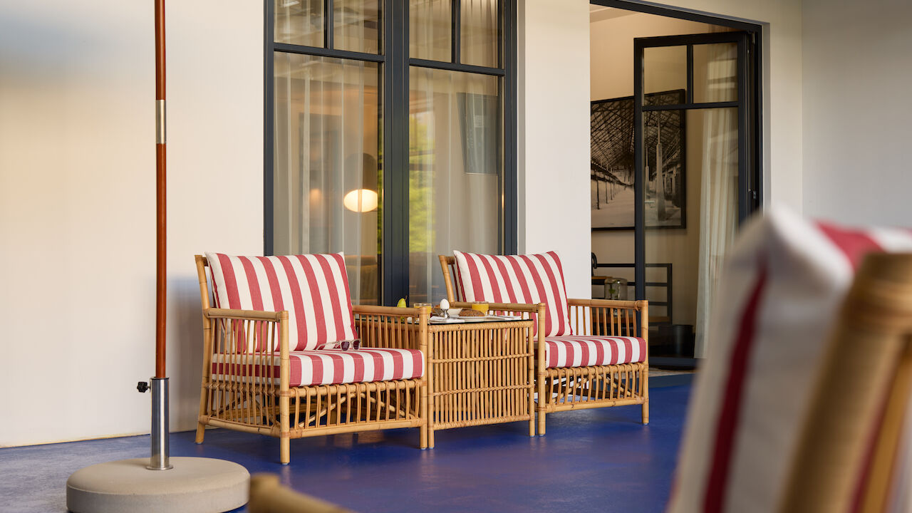 Gastwerk Hotel Hamburg Zimmer S Loft Atrium 04 S Loft Atrium im Gastwerk Hotel Hamburg mit blauem Atrium und rot-weiß gestreiften Sesseln