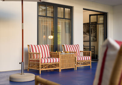 Gastwerk Hotel Hamburg Zimmer S Loft Atrium 04 S Loft Atrium im Gastwerk Hotel Hamburg mit blauem Atrium und rot-weiß gestreiften Sesseln