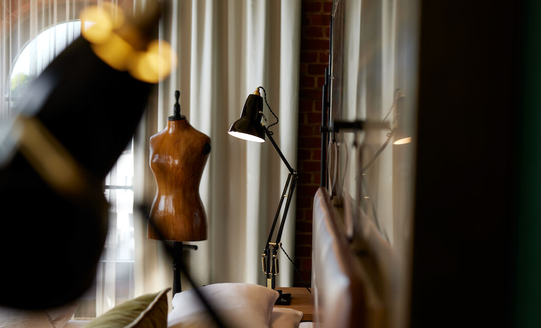 Gastwerk Hotel Hamburg Zimmer L Loft 552 04 L Loft mit schwarzen Lampen und Schneiderpuppe im Hintergrund