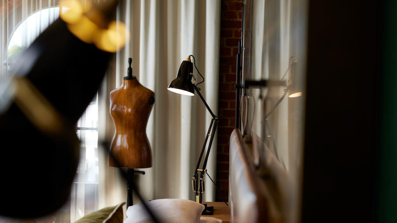 Gastwerk Hotel Hamburg Zimmer L Loft 552 04 L Loft mit schwarzen Lampen und Schneiderpuppe im Hintergrund