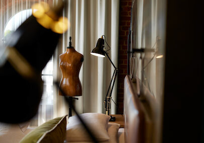 Gastwerk Hotel Hamburg Zimmer L Loft 552 04 L Loft mit schwarzen Lampen und Schneiderpuppe im Hintergrund