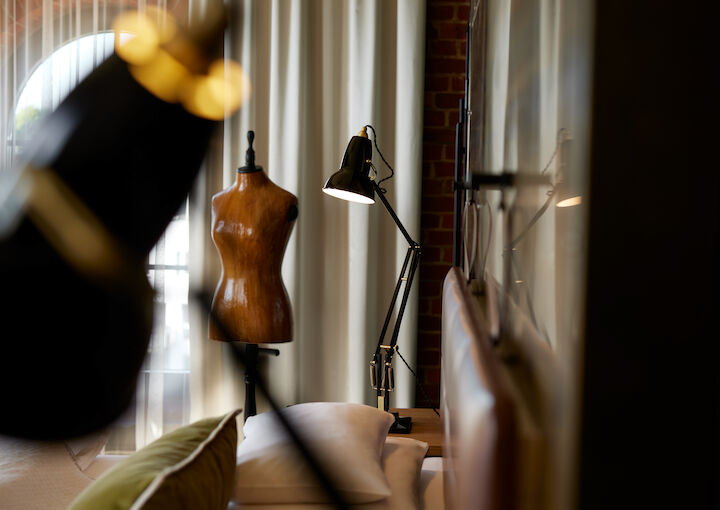Gastwerk Hotel Hamburg Zimmer L Loft 552 04 L Loft mit schwarzen Lampen und Schneiderpuppe im Hintergrund