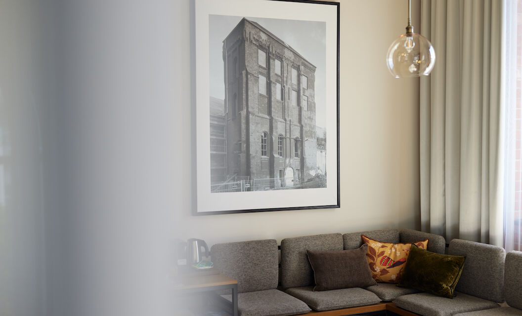 Gastwerk Hotel Hamburg Zimmer L Loft 552 03 Sitzecke im L Loft des Gastwerk Hotel Hamburg mit historischem Bild an der Wand