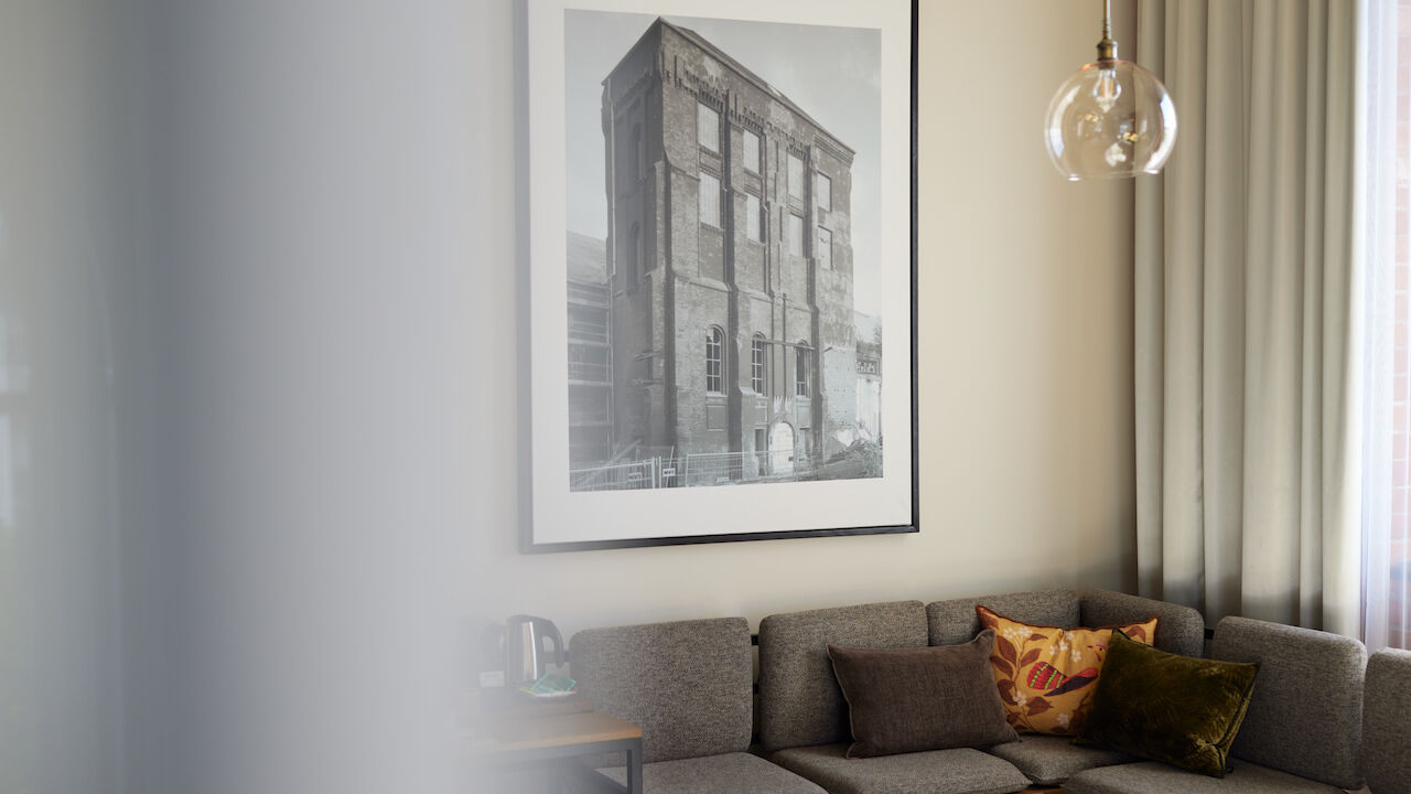 Gastwerk Hotel Hamburg Zimmer L Loft 552 03 Sitzecke im L Loft des Gastwerk Hotel Hamburg mit historischem Bild an der Wand