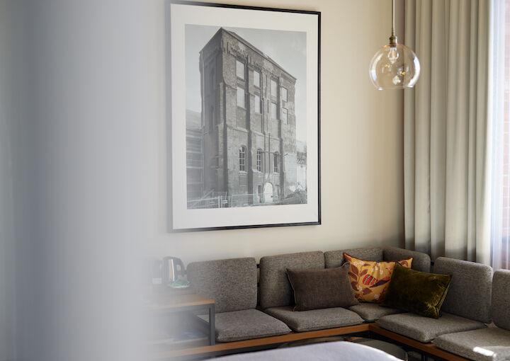 Gastwerk Hotel Hamburg Zimmer L Loft 552 03 Sitzecke im L Loft des Gastwerk Hotel Hamburg mit historischem Bild an der Wand