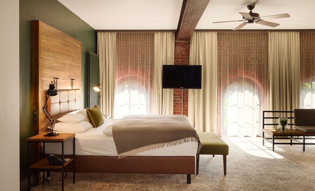 Gastwerk Hotel Hamburg Zimmer Xl Loft 220 03 XL Loft im Gastwerk Hotel Hamburg mit Blick aufs Bett, Backsteinwand und Rundbogenfenster
