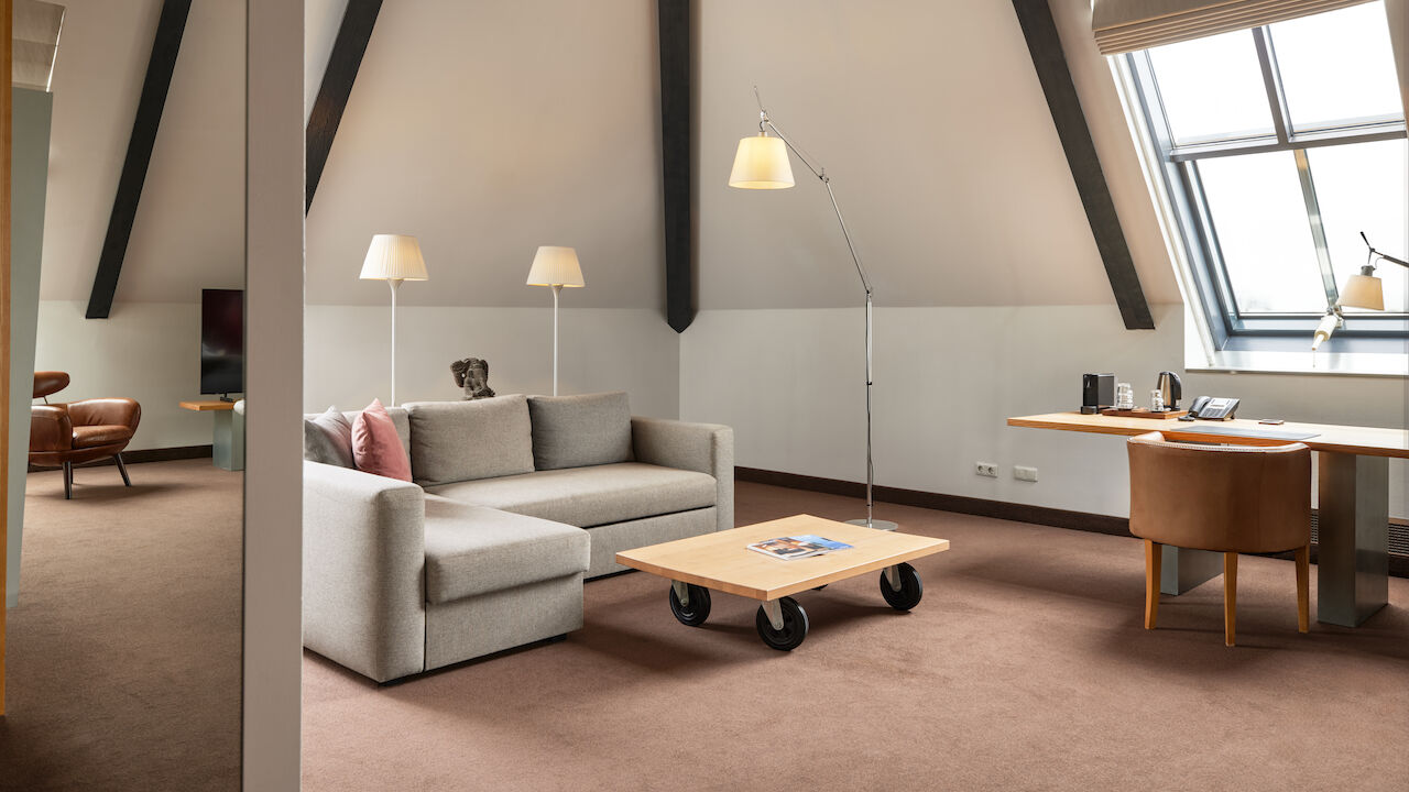 Gastwerk Hotel Hamburg Zimmer Xl Loft 556 02 XL Loft im Gastwerk Hotel Hamburg mit grauem Sofa und Couchtisch davor
