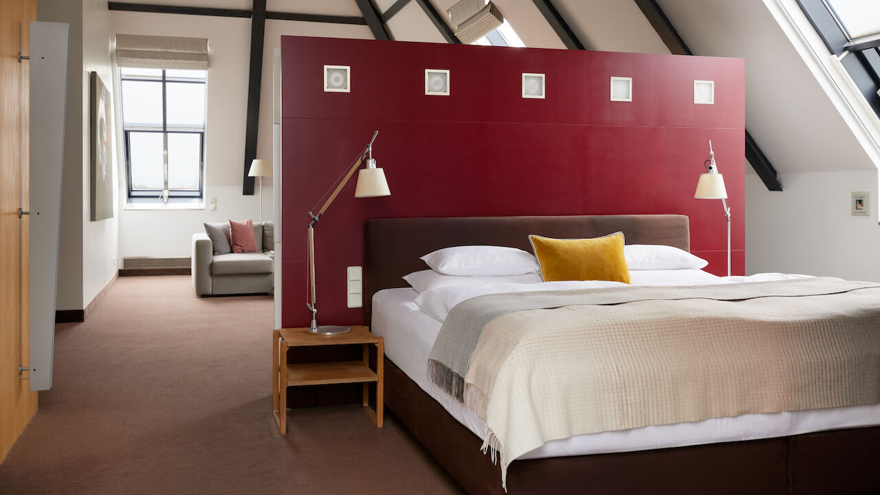 Gastwerk Hotel Hamburg Zimmer Xl Loft 556 01 XL Loft im Gastwerk Hotel Hamburg mit Doppelbett, roter Rückwand und hohen Decken