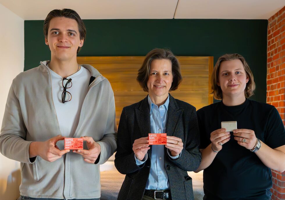 Gastwerk Hotel Coffeecycle Hamburg Kaffeeseife Gruppenbild von drei Personen, die Kaffeeseife in den Händen halten