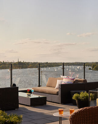 Freier Alsterblick von den Loungemöbeln der Rooftop Bar