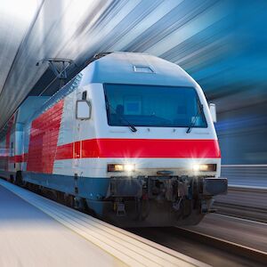 Eine einfahrende Bahn am Bahnsteig