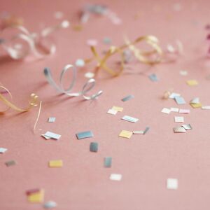 Buntes Konfetti auf rosa Hintergrund